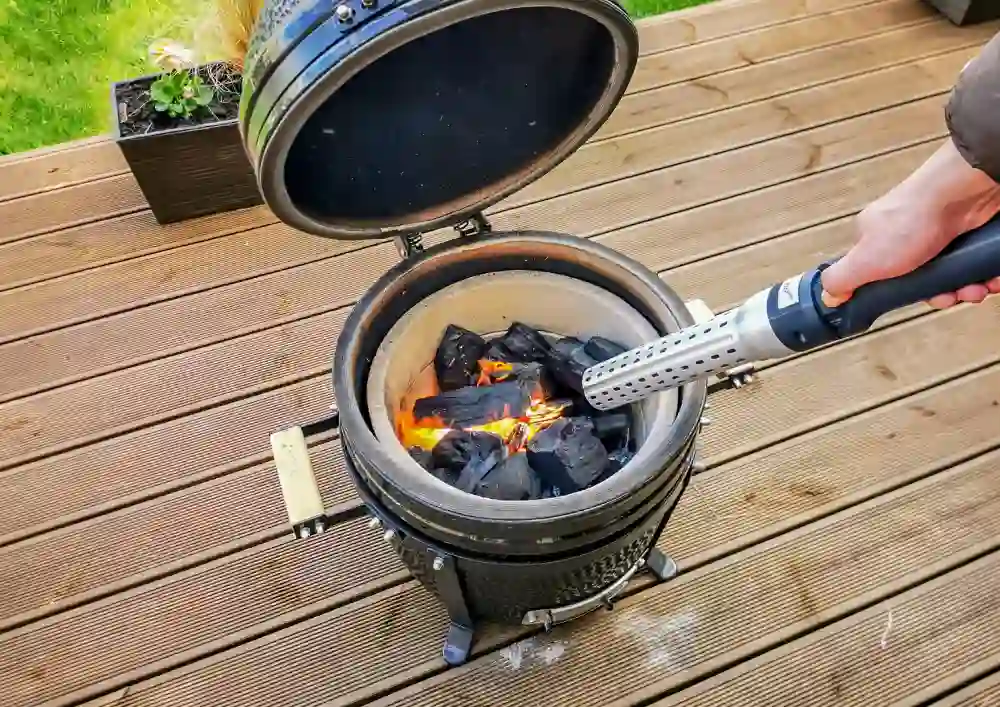 Nowoczesny grill ceramiczny kamado w ogrodzie gotowy do grillowania potraw.