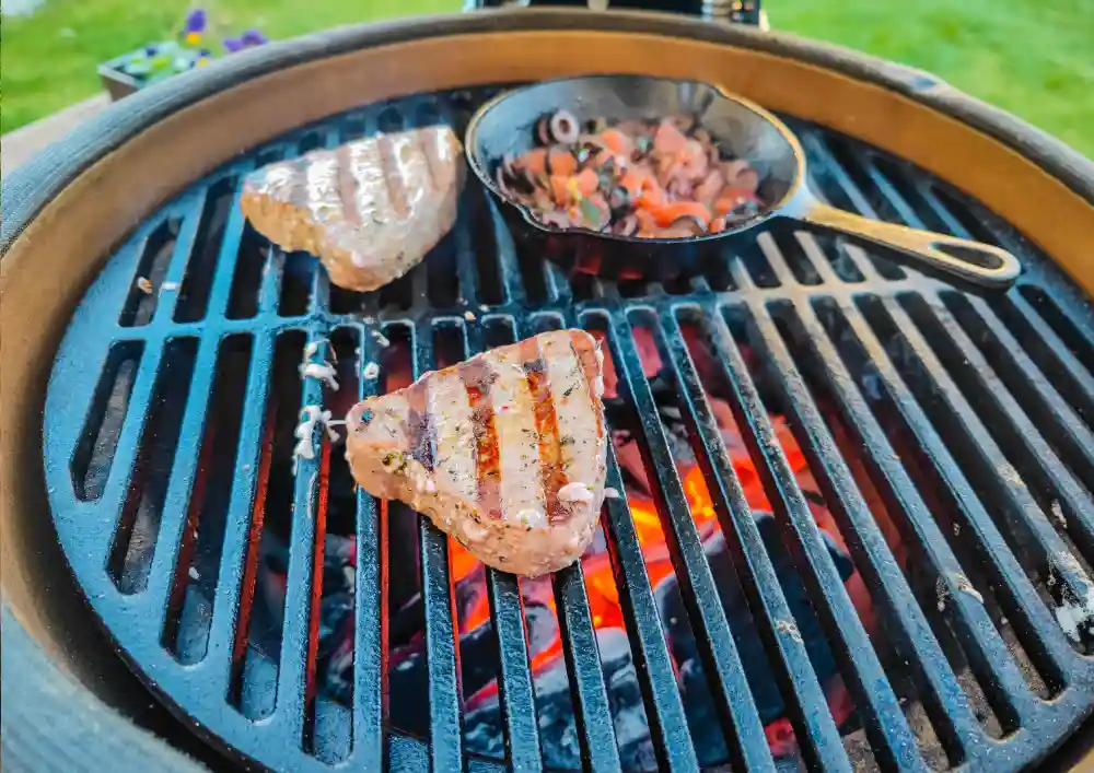 Grill ceramiczny typu kamado na którym grilluje się mięso.